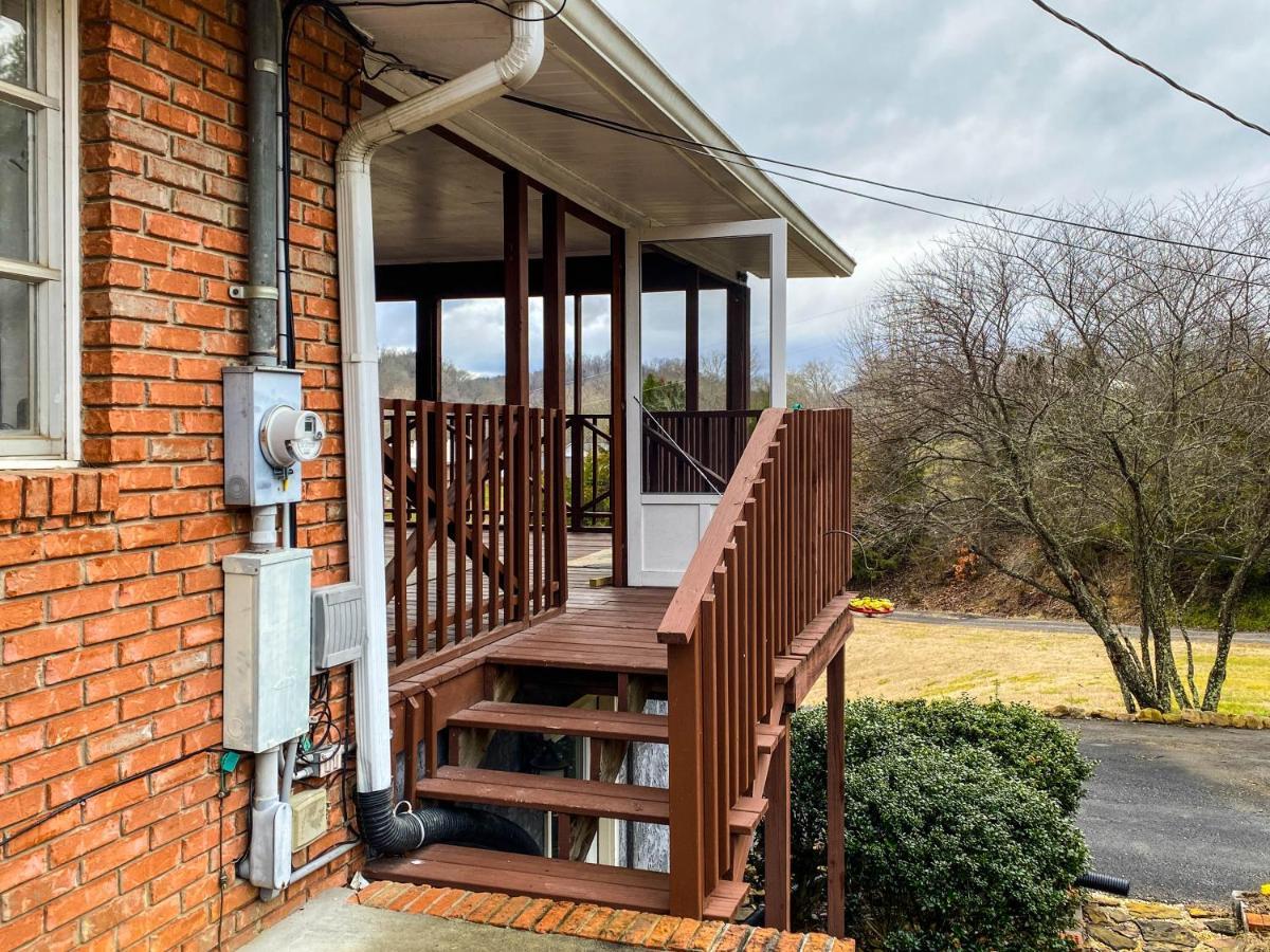 Mid-Century Vintage Brick Ranch Upstairs Guesthouse セバービル エクステリア 写真