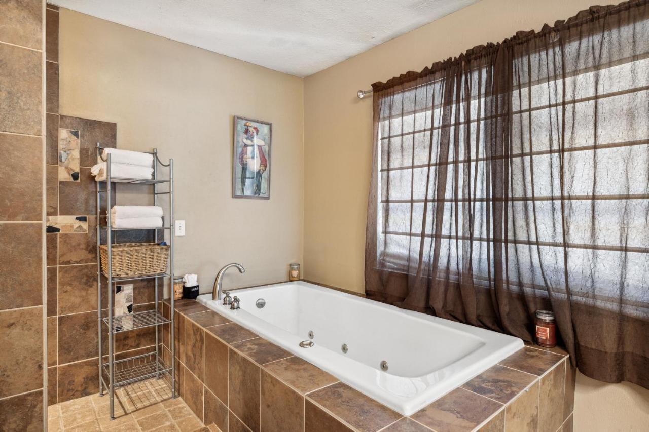 Mid-Century Vintage Brick Ranch Upstairs Guesthouse セバービル エクステリア 写真